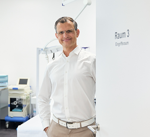Dr. Gerwin Bernhardt im Behandlungsraum